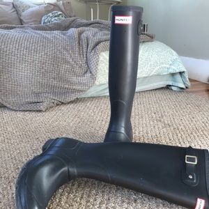 Hunter  tall rain boots(navy) lightly used